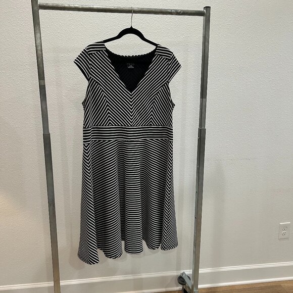 City Chic Black and White Chevron Striped Dress sz M/18, EUC - Picture 2 of 6